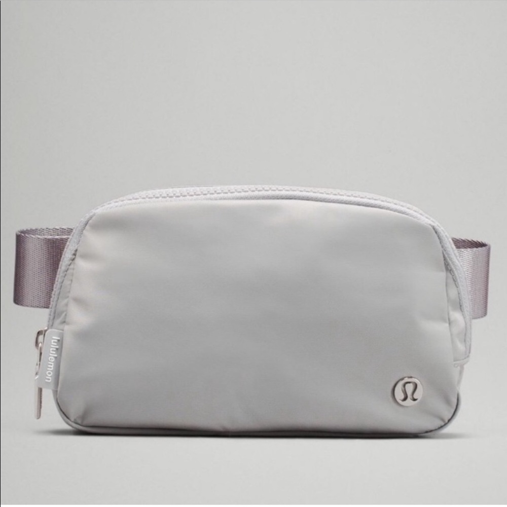 NWT Lululemon Everywhere Belt Bag in Silver Drop with Updated Extended S…